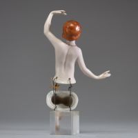 Demi figurine, femme nue Art Déco en porcelaine polychrome, probablement Allemagne, vers 1930. 