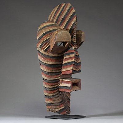 Afrique RDC - Impressionnant masque «Kifwebe » Songye en bois sculpté, belle et rare polychromie, Congo RDC, 1ère moitié XXème.