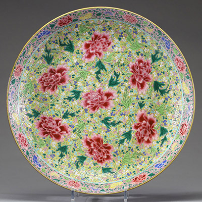 Grand plat en porcelaine famille rose à fond jaune, décor de pivoines, Chine, fin XIXe