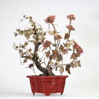 CHINE, FIN XVIIIe – DÉBUT XIXe SIÈCLE Paire de compositions florales en pierres dures dans des pots en laque cinnabar sculptée
