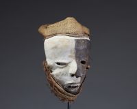 Afrique RDC - Masque maladie Pendé Mbangu en bois sculpté polychrome, fibres et raphia, Congo RDC, fin 1ère partie XXème.
