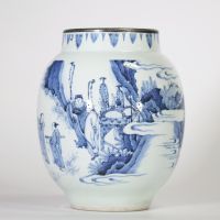 Chine, période Transition, XVIIe siècle Vase balustre en porcelaine bleu blanc à décor de dignitaires et immortels dans un paysage montagneux