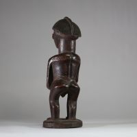 Statue de maternité, Lunda-Chokwe, zone frontière sud-est RDC / nord Angola. Bois sculpté, belle patine ancienne brune avec traces d’usage rituel, coiffe striée en casque avec crête, scarifications en losange et en chevrons, l'enfant saisissant activement le sein de sa mère. Cette statue constitue un témoignage remarquable d’un art de frontière entre les traditions Lunda, Chokwe et Luena, mêlant n