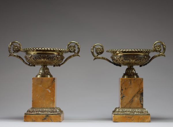 Paire de cassolettes en bronze et marbre jaune de Sienne, d'époque Charles X.