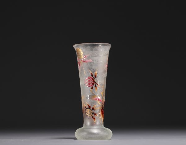Cristallerie Émile GALLÉ - Vase givré et émaillé à décor de mûres, signé à la roulette sous la pièce.
