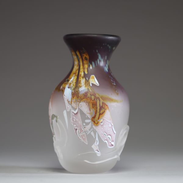 Louis LELOUP (1929) - Vase en cristal clair doublé violet et incrustations de couleurs différentes appliquées à chaud.