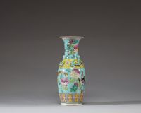 Chine - Vase en porcelaine polychrome famille rose à décor de pivoines et de phénix, XIXème.