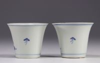 Paire de tasses en blanc et bleu à décor de personnages de la fin du XIXe siècle