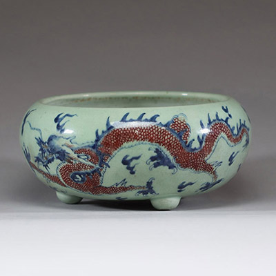 Chine - Rince pinceau en porcelaine blanc bleu et rouge fer à décor de dragons.