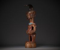 Importante statue masculine SONGYE de la région de TSHOFA collectée vers 1900.