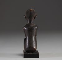 Asie - Bornéo - Statuette figurative Iban (Dayak) en bois sculpté, symbole de maternité, une femme portant un enfant sur le dos.