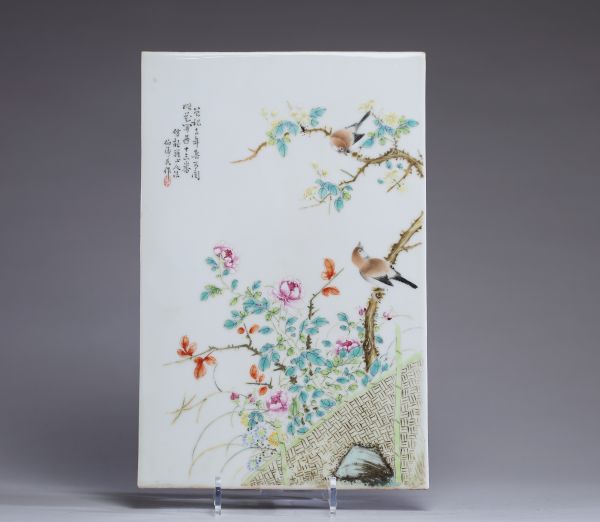 Chine – Plaque en porcelaine émaillée famille rose, décorée de deux oiseaux perchés sur une branche fleurie au-dessus de pivoines, inscription poétique en partie supérieure gauche signée 
