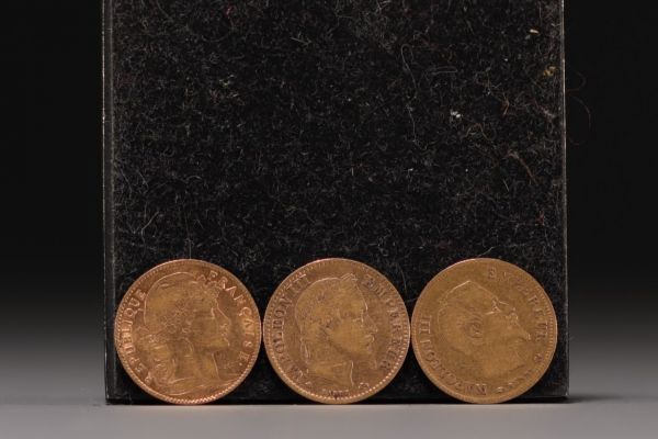 Set of three 10 Frs Gold coins, a Marianne from 1907 and two 10 Frs Napoléon III from 1826 and 1863.
