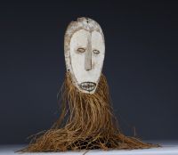 Afrique RDC - Masque Lega en bois sculpté et raphia, première moitié du 20ème siècle