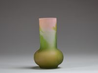 Émile GALLÉ (1846-1904) Petit vase en verre multicouche dégagé à l'acide à décor de glycérines, signé.