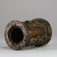 Rare récipient rituel ajouré en bronze massif, décoré de quatre figures humaines stylisées. Ethnie Bakongo, RD Congo.  Fonte à la cire perdue, patine ancienne. Objet rituel utilisé comme support pour fétiche ou logement symbolique de bilongo (substances de pouvoir) ? H. 13,5 cm – Poids : 4,5 kg. Première moitié du XXe siècle ou antérieur. Collecté sur site par A.S., St Idesbald, début des années 1
