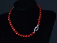 Set consisting of a necklace and a pair of earrings in red coral.
