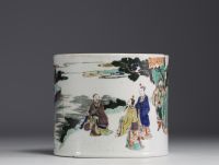 China - Green family brush-holder with figures décor