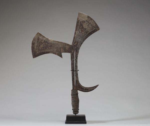 Afrique RDC - Couteau de jet, Ngombé en fer et corde, lame ancienne ciselée sur une face, Congo RDC.