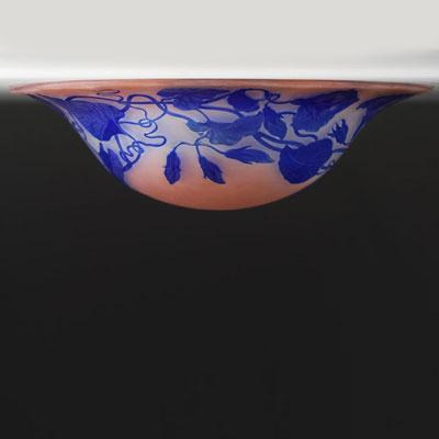 Émile GALLÉ (1846-1904) - Acid-etched multi-layered glass ceiling light decorated with blue bindweed flowers on a pink background, bronze frame, signed.