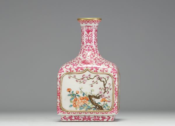 China - Famille rose porcelain quadrangular vase with floral cartouche decoration, mark under the piece, 18th century.