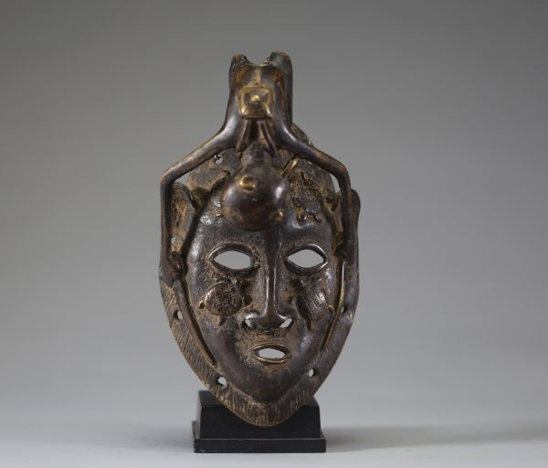 Afrique - Rare masque Dogon en bronze surmonté d’un personnage, Mali.