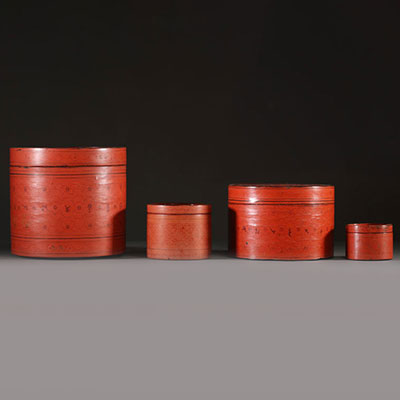 Birmanie - Ensemble de quatre boîtes à bétel en bois de bambou tressé et laqué à décor floral, XXème.