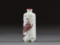 Chine - Tabatière en porcelaine rouge en fer sur fond blanc à décor de personnages, dynastie Qing.