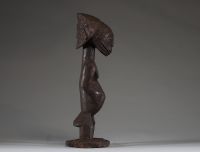Afrique RDC - Statue d’ancêtre Hemba Singiti en bois sculpté, belle patine crouteuse, Congo RDC, début XXème.