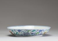 Chine - Assiette en porcelaine polychrome Doucai à décor floral, Yongzheng, marque au bleu sous la pièce.