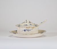 Boch Frères, Luxembourg, fin XVIIIe – début XIXe siècle Rare ensemble de table composé d’un sucrier ovale couvert et d’une saupoudreuse assortie en faïence fine à décor imprimé bleu sous couverte. Le sucrier présente un couvercle bombé orné de rinceaux stylisés dits « à la brindille »