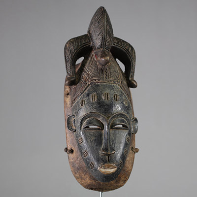 Masque Mblo ou Ndoma Baoulé,côte d’Ivoire. Bois. Très grande élégance dans les traits pour ce masque de danse. Intéressante patine sombre et profonde, traces d’usage tribal et d’ancienneté avérées. H : 34 cm. 1er tiers XXème. Collection privée Bruxelles