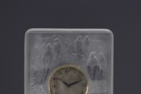 René LALIQUE (1860-1945), petite pendule en verre moulé à décor d'hirondelles vers 1930.