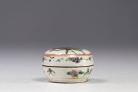 Chine - Boîte couverte en porcelaine de la famille rose.