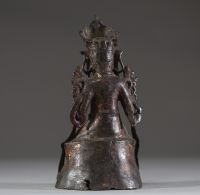 Chine, dynastie Ming – Statuette de bodhisattva assis en bronze, traces de dorure et polychromie  Rare et ancienne statuette représentant un bodhisattva assis en posture royale (lalitasana), finement 