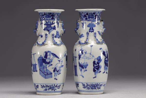 Chine - Paire de vases en porcelaine bleu blanc à décor de personnages, marque de Kangxi,  XIXe siècle.
