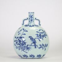 Chine, rare gourde de pèlerin en porcelaine bleu et blanc à décor d’oiseaux sur branches fleuries, dynastie Qing, probablement époque Qianlong (1736–1795).