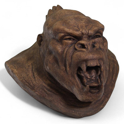 Chen M. – Sculpture en terre cuite “Tête de gorille rugissant”.