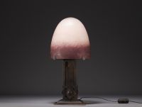 DEGUÉ Verrerie d'art - Lampe champignon en verre nuancé, pied en fer forgé, signée.