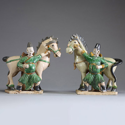 Chine - Paire de cavaliers en terre cuite polychrome vernissée, époque Ming (?)