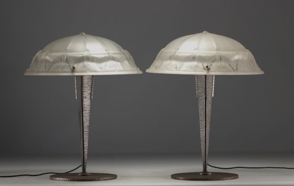 Muller Frères Lunéville - Paire de lampes de bureau Art Déco, coupoles en verre stylisé. Signées.