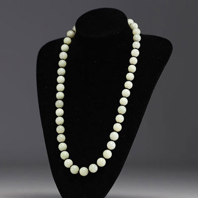 Chine - Collier en perle de jade et corail noir, fermoir en argent.