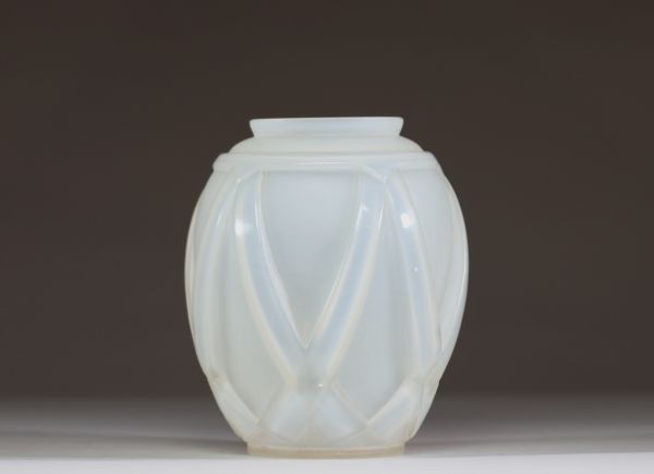 André HUNEBELLE (1896-1985) Vase Art Déco en verre opalescent, signé sous la pièce.