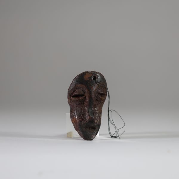 Rare masquette ou pendentif Lega, RD Congo, os spongieux. Très belle patine ancienne et usure d’usage. Collecté sur site par A.S., St Idesbald, début des années 1950. Début XXème s.  H : 7,5 cm