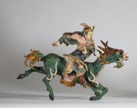 Paire de cavaliers en céramique polychrome, Chine, dynastie Qing, XVIIIe-XIXe siècle Exceptionnelle paire de sculptures représentant des cavaliers en armure chevauchant des dragons à l’allure fougueus