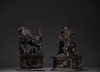 Chine - Paire de Chiens de Fô, gardiens de temple, en bois sculpté, XIXe siècle.