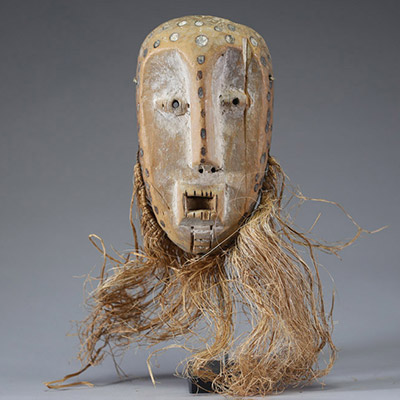 Afrique RDC - Ancien masque Lega / Warega Lukwakongo en bois sculpté et raphia, Congo RDC, 1ère moitié XXème.