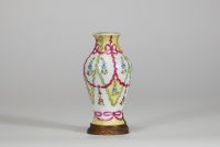 Sèvres - Petit vase en porcelaine à décor de guirlandes de fleurs sur monture en bronze doré, XIXème, marque sous la pièce.