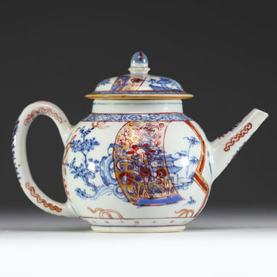 China - Polychrome porcelain teapot, Kangxi period.