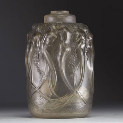 René LALIQUE (1860-1945) Pressed and patinated moulded glass ‘Sirènes’ perfume burner, circa 1920, signed.